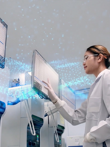 medico che controlla dei dati su uno schermo