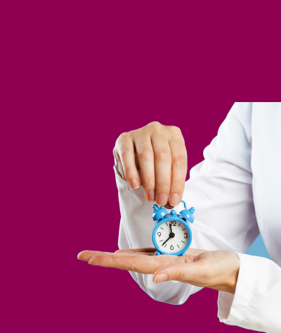 Medico che mostra una sveglia