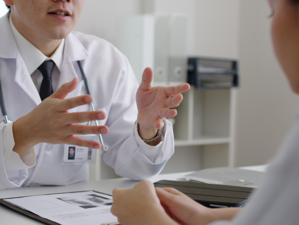 Medico che spiega al paziente
